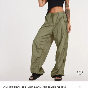 Chute trousers - Har dessa ”chute trouser parachute” byxorna i färgen silver green, har använt lite men är inte riktigt min stil längre. Ena knappen ramlade av men har sytt på den igen. De är från Motel rocks och är i storlek S. Nypris ca 600kr mitt pris 300kr + frakt💕