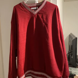Weekday  - Säljer min weekday tröja var av att jag inte använder den. Den är v neck och oversized storlek L den har en lite fläckar men knappt använd.