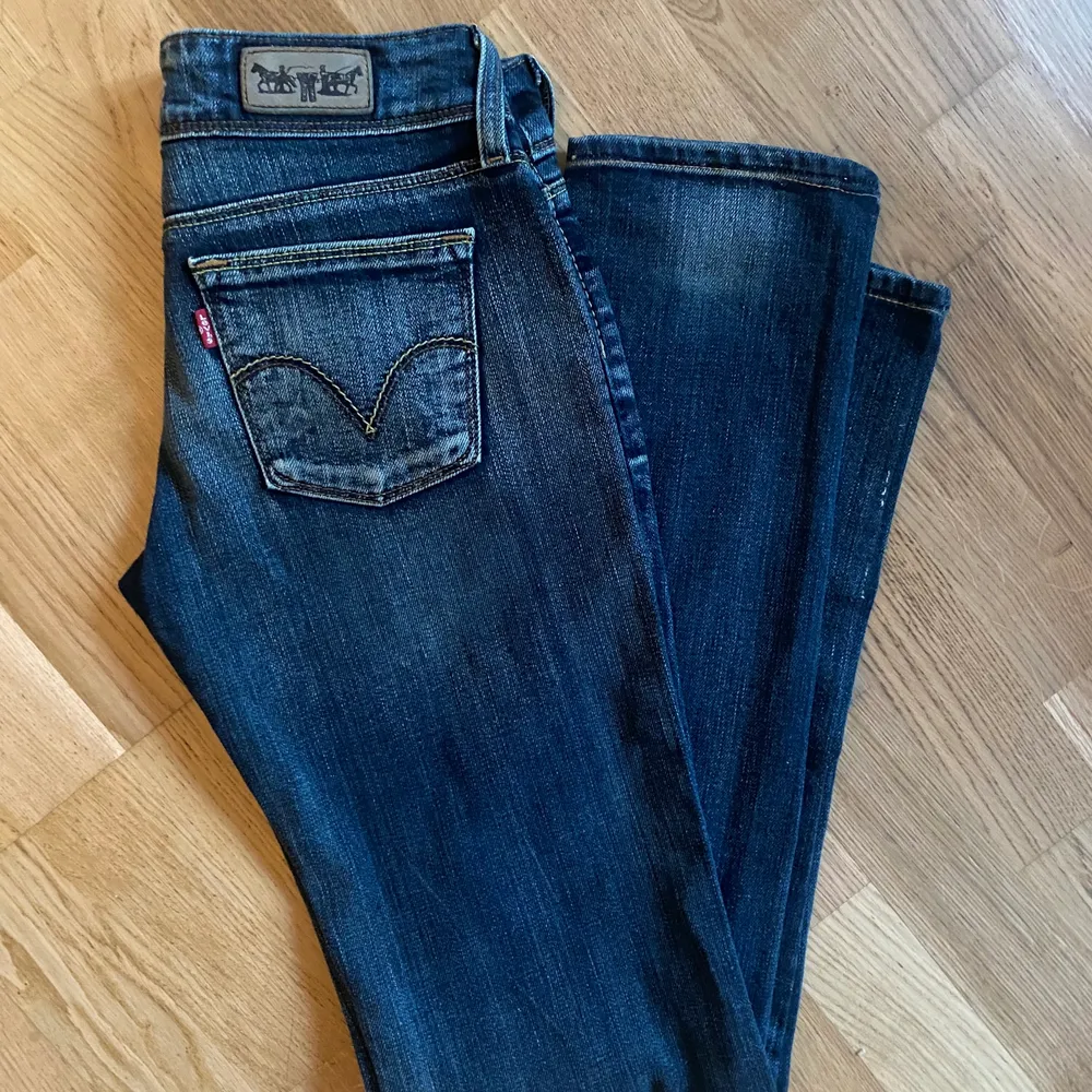 Lågmidjade jeans från Levis i modellen 570. Extremt snygg wash. 80cm i midjan och 81cm innersömmen. Jeans & Byxor.