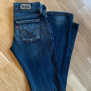 Levis 570 jeans  - Lågmidjade jeans från Levis i modellen 570. Extremt snygg wash. 80cm i midjan och 81cm innersömmen