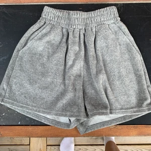 Shorts - HELT NYA.  Mysigt material. 