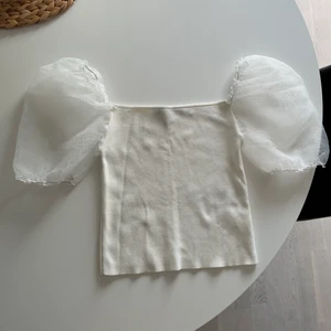 Topp från Zara i storlek M💕 - Fin topp från Zara i storlek M💕