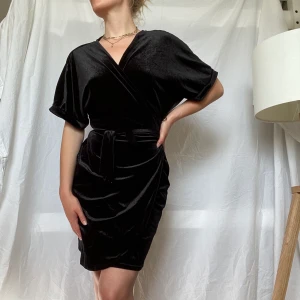 Svart Sammetsklänning  - Den perfekta ”little black dress.” Passar både till fest och utgångar 