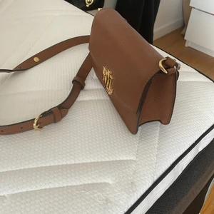 Ralph lauren väska  - En helt ny Ralph Lauren väska till alla åldrar  Man kan ha den som axelväska och midje väska Pris kan diskuteras 