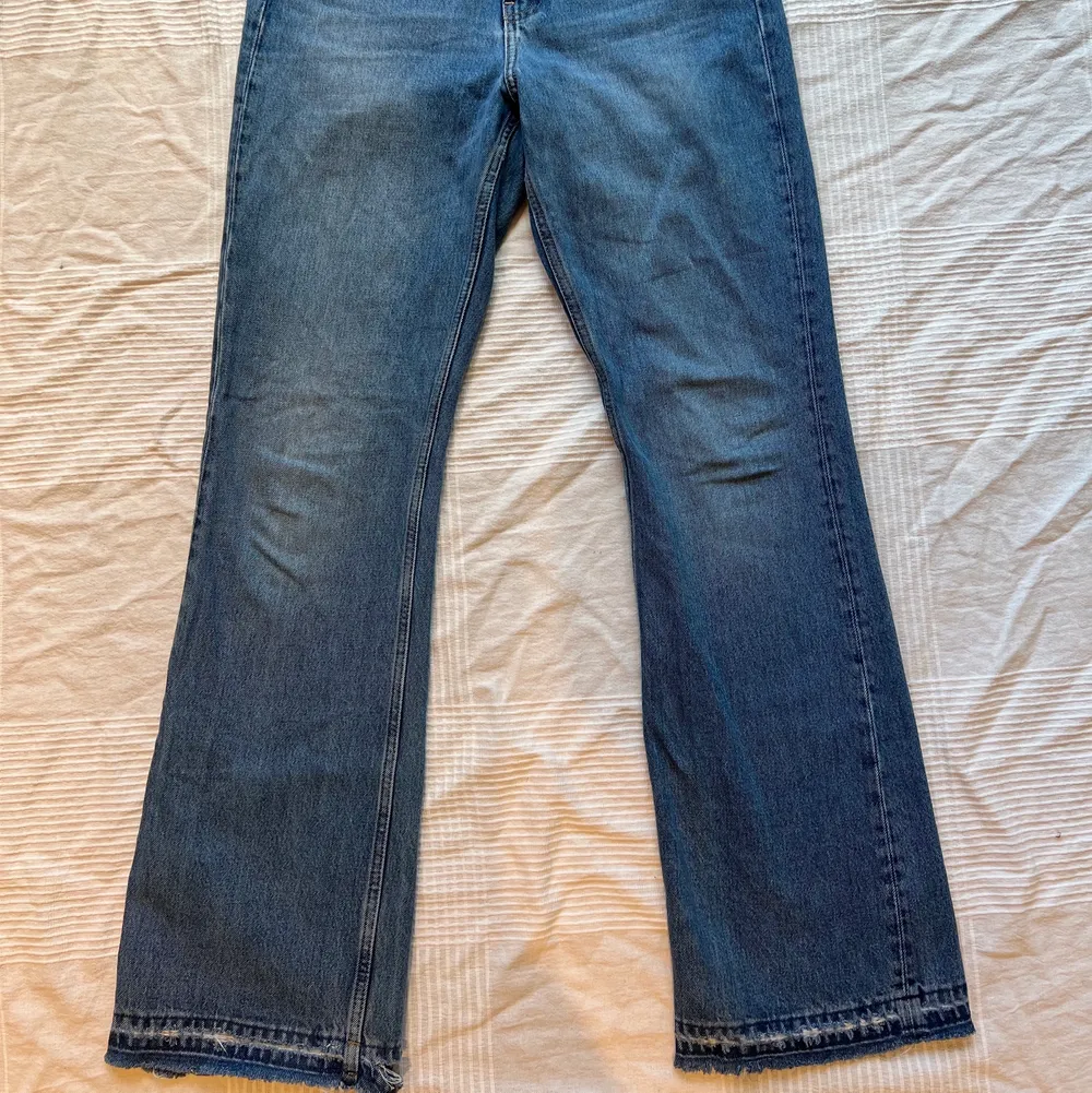 Blå bootcut jeans från Weekday i modellen Mile. Jeansen är köpte för 2 år sedan på Weekday och är i storlek W28 L32. Dem är sköna och har bra form.   Kontakta mig för mer info eller bilder💕 Frakt tillkommer . Jeans & Byxor.