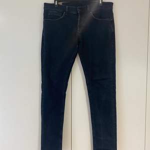 Ett par mörkblåa jeans från Dondup Modellen är George skinny fit Condition: 10/10  Storlek: 35 Skickar jättegärna fler bilder. Bara att fråga om ni är intresserade!