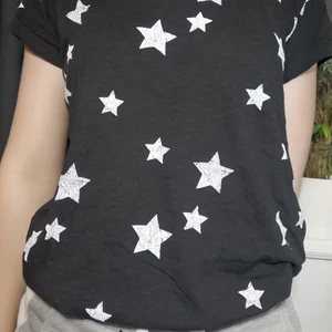 T-shirt  - En stjärn täckt svart t-shirt. Det är lite resor längst ner men det märks knappt. I ett bra skick och inte använd på länge. Den är lite stor och stretch. 