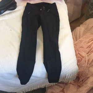 Ett par svara ridbyxor  - Svarta ridbyxor inga skador och tvätt innan köp