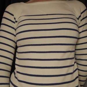 Tröja  - En långärmad svart och vit randig tröja. Ärmarna är lite korta men inte för korta. Den är i bra skick och har legat i min garderob länge. Är du intresserad så tveka inte😊
