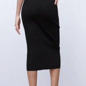 Zara kjol - lång  - Säljer en kjol från zara. Ny inköpt😩 säljer på grund av att jag ej han lämna tillbaka i tid 💘💘