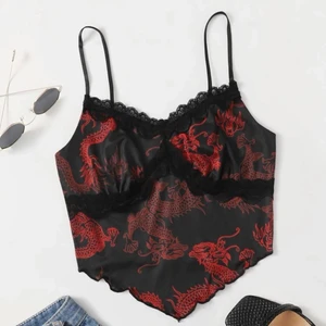 svart röd drake🐉topp  - svart röd drake topp🐉 som ny!