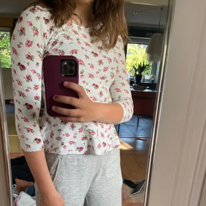 Topp - Blommig kort ärmad tröja i bra skick.betalas med Swish du betalar frakten.skriv om ni är intresserade eller vill ha fler bilder 