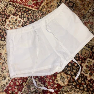 Vita Linne shorts! - Sjukt snygga linne shorts, bra kvalitet, aldrig använda men vet inte vart de kommer ifrån, en söt ficka på baksidan inte långa strl s/m, skickar inte bild på pågrund av att de är för stora för mig!💕