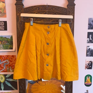 Kjol - Så söt brandgul kjol som tyvärr inte passar mig :( i använt, men gott skick🧡