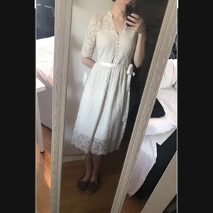 Klänning från Hampton republic, stl 38 - Jättefin klänning som tyvärr inte kommer till användning. Ny med lappar kvar. Nypris 699 kr. Litet hål i bandet, men inget man tänker på (se bild 2).  Skickas spårbart med PostNord 66kr.  Köparen står för frakten 💌  Hör gärna av er vid frågor. 