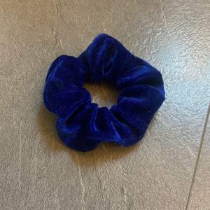 En fin marinblå Scrunchie, stretchig.💕
