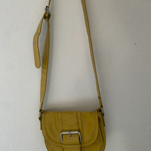 Väska  - Fin väska aldrig använd. Skrottat i garderoben mestadels.