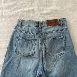 Högmidjade jeans från NA-KD i storlek 34💗