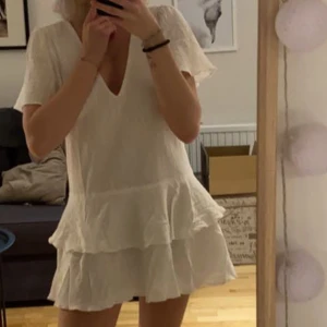 Vit klänning ny - Vit klänning från showpo, köptes som studentklänning men användes aldrig. Storlek 36🥰