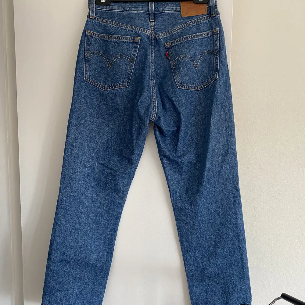 Snygga levis 501 crop jeans med tapered fit. Endast använda ett fåtal gånger och nu har dom tyvärr blivit för stora🧡. Jeans & Byxor.