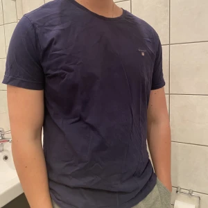 Marinblå gant t-shirt - Säljer en marinblå gant T-shirt. Är väl använd men bra kvalite. Nypris ligger på 450kr