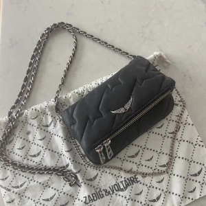 Mindre Zadig & Voltaire väska  - Super fin svart Zadig & Voltaire väska av mindre modell. Fint skick. Inga skador eller defekter.  Nypris är runt 3000 kr.  Mitt pris - 1300 kr  Köpare står för eventuell frakt! 
