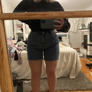 Jeansshorts - Jeansshorts i stolek XL men liten i storlek! Har vanligtvis M/L<3