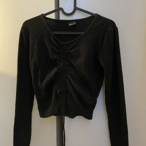 Ribbad långärmad tröja från Ginatricot - Ribbad långärmad tröja från GinaTricot. Sitter jätte fint, skriv privat för bild på☺️