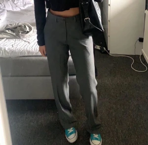 Gråa kostymbyxor långa  - Snygga kostymbyxor som tyvärr inte passar längre. Storlek S och dem sitter väldigt bra i längden på mig som är 174. Vet tyvärr inte vart dem är ifrån. 