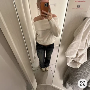 Trendig off-shoulder tröja från hm - Köpte denna trendiga tröja i höstas men får helt enkelt bara inte användning av den men den är supersuperfin och har fått så många komplimanger med den!!💗