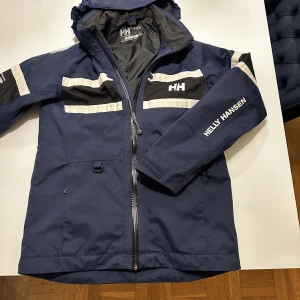 Helly Hansen Vårjacka 176 - Helly Hansen vårjacka i storlek 176 Fint använt skick Tveka inte att höra av dig vid frågor