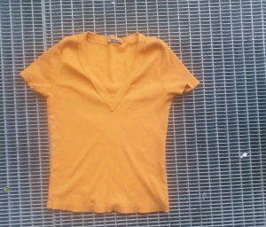 T shirt  - A good yelow T shirt