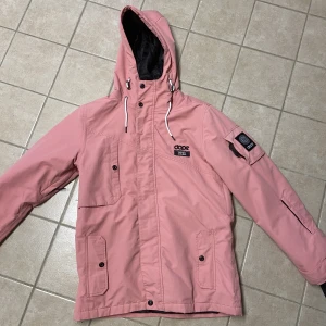 Skidjacka - Säljer denna jättesnygga dopejackan/ skidjackan i stl S. Sparsamt använd, så i fint skick. Bara att höra av dig vid frågor eller om du vill ha fler bilder. Skickar spårbart med postnord 59kr