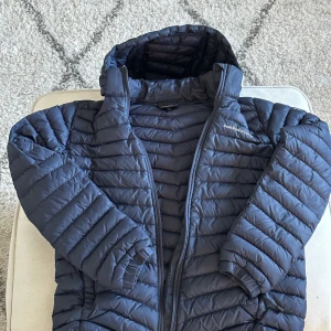 Peak Performance Dunjacka 160 - Peak Performance lättare dunkjacka i storlek 160 Fint skick sparsamt använd Hör av dig vid frågor