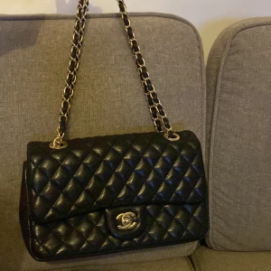 Chanel väska  - Chanel skinn väska, köpt för många år sen så har inte kvittot kvar, mycket bra i skick 🫶🏻
