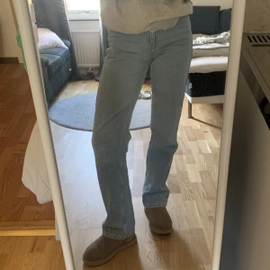 Weekday jeans - Modell Rowe. Jag är 180cm och de sitter bra på mig, skulle säga att de passar både längre och kortare! Använda väldigt fåtal gånger så i princip i nyskick!