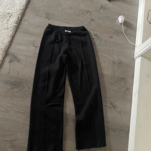 Stickade mjukisbyxor  - Säljer mina stickade mjukisbyxor som är använda några fåtal gånger fp dom är för stora.  Säljs för 150 kr 