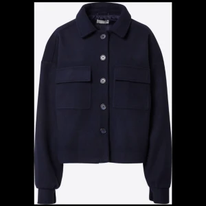 Kappa  - Säljer min mörkblåa kappa från aboutyou, den är perfekt till hösten och våren🥰Nypris är ungefär 800kr