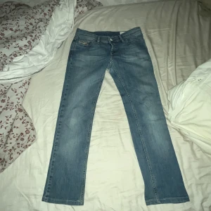 Säljer dessa fina jeans - Säljer dessa jeans, inga defekter men lite små i storleken, skulle passa en XS. 