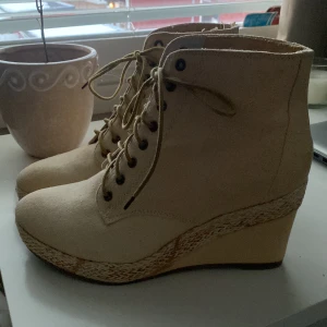 Skor - Skor från dinsko, kilklack. Färgen är lite åt krämvita/beiga hållet. Strl 40