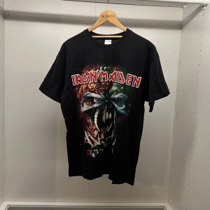 Iron Maiden Tröja - Trycket där bak är lite snett men det är inget man ser. 