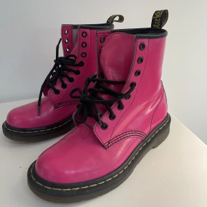 Dr. Martens skor strl 37 - Säljer dessa Dr. Martens skorna i storlek 37. Dem är i använt men bra skick. Köpta för ca 2100 kr och säljer för 600 kr💘