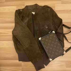 Brun biker läderjacka  - Ny biker style äkta läder jacka från zara, i strl L. Är dock liten i strl. Vintage style inspirerad. Aldrig använd, nypris 1489! Spåna in mina andra annonser, jag samfraktar gärna. Dm vid frågor- pris kan diskuteras. 