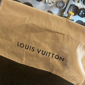 Louis Vuitton Alma BB Monogram - I fint skick, kommer med dustbag samt gift card  Pris kan diskuteras vid snabb affär. Kan skickas 