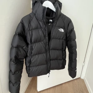 North face jacka - Säljer min north face pga av att den inte kommer till användning tyvärr, köpt för ngr månader sen & är i mycke fint skick! 
