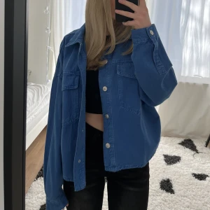 Blå jeansjacka  - Superfin Oversize jeansjacka från Zara, knappt använd alls så den är i nyskick!