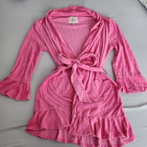 Juicy Couture Morgonrock - Rosa Juicy Couture morgonrock, lite urtvättad men fortfarande i väldigt bra skick♡ från 2000 talet
