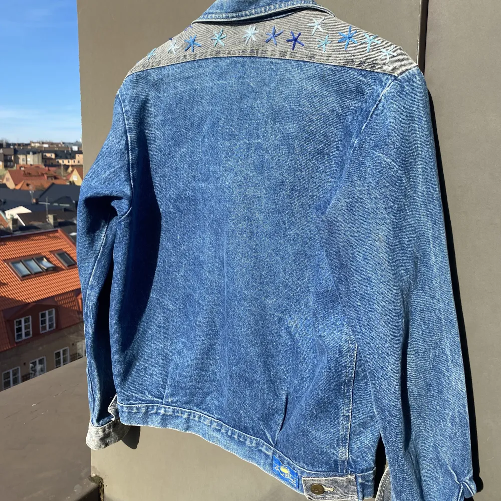 ☀️ Vintage jeansjacka från Sunset Blues med broderade blommor och härliga 80-tals fickor. Lapp för storlek saknas men skulle uppskatta storlek M ☀️. Jackor.