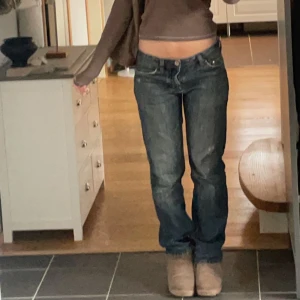 Low rise baggy jeans - Köpta secondhand, är 174! Skiv för fler bilder Midjemått cirka 80 Innerben 78