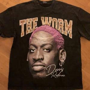Dennis Rodman ”The Worm” T-Shirt - Size M oversized, tvättad färg